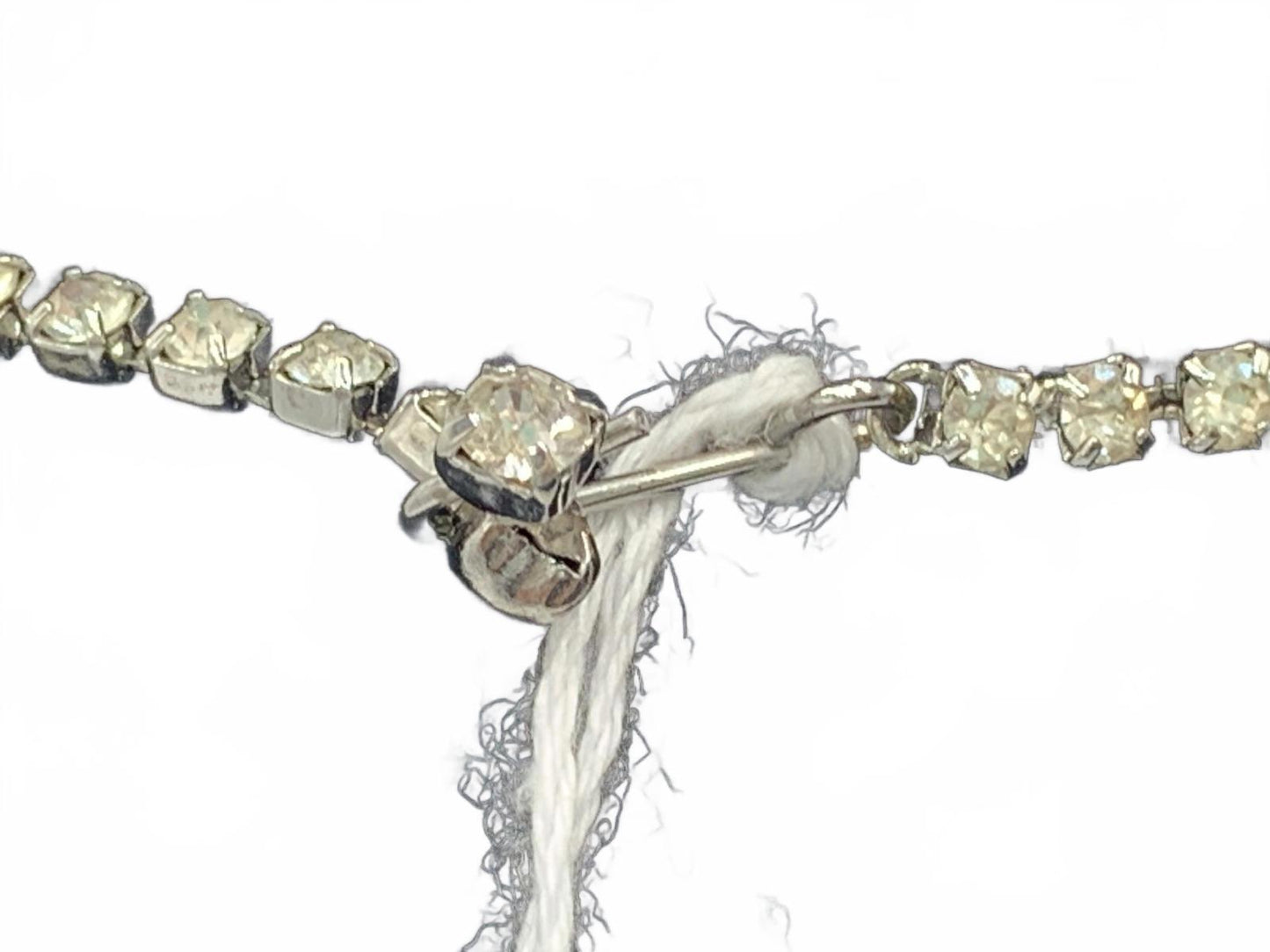 Unsigned Silvertone White Rhinestone & Faux Pearl Ornate 15" Necklace