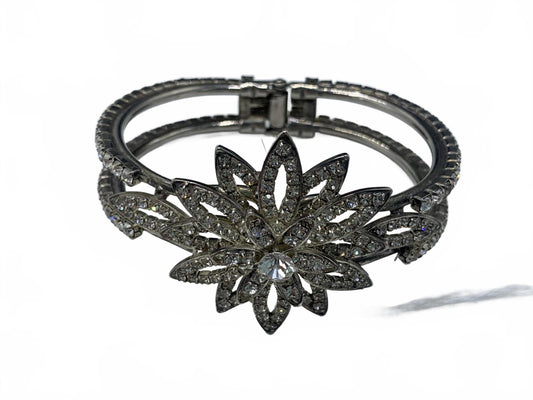 Unsigned Silvertone White Rhinestone Floral/Sunburst 6.75" Hinged Clamp Bracelet